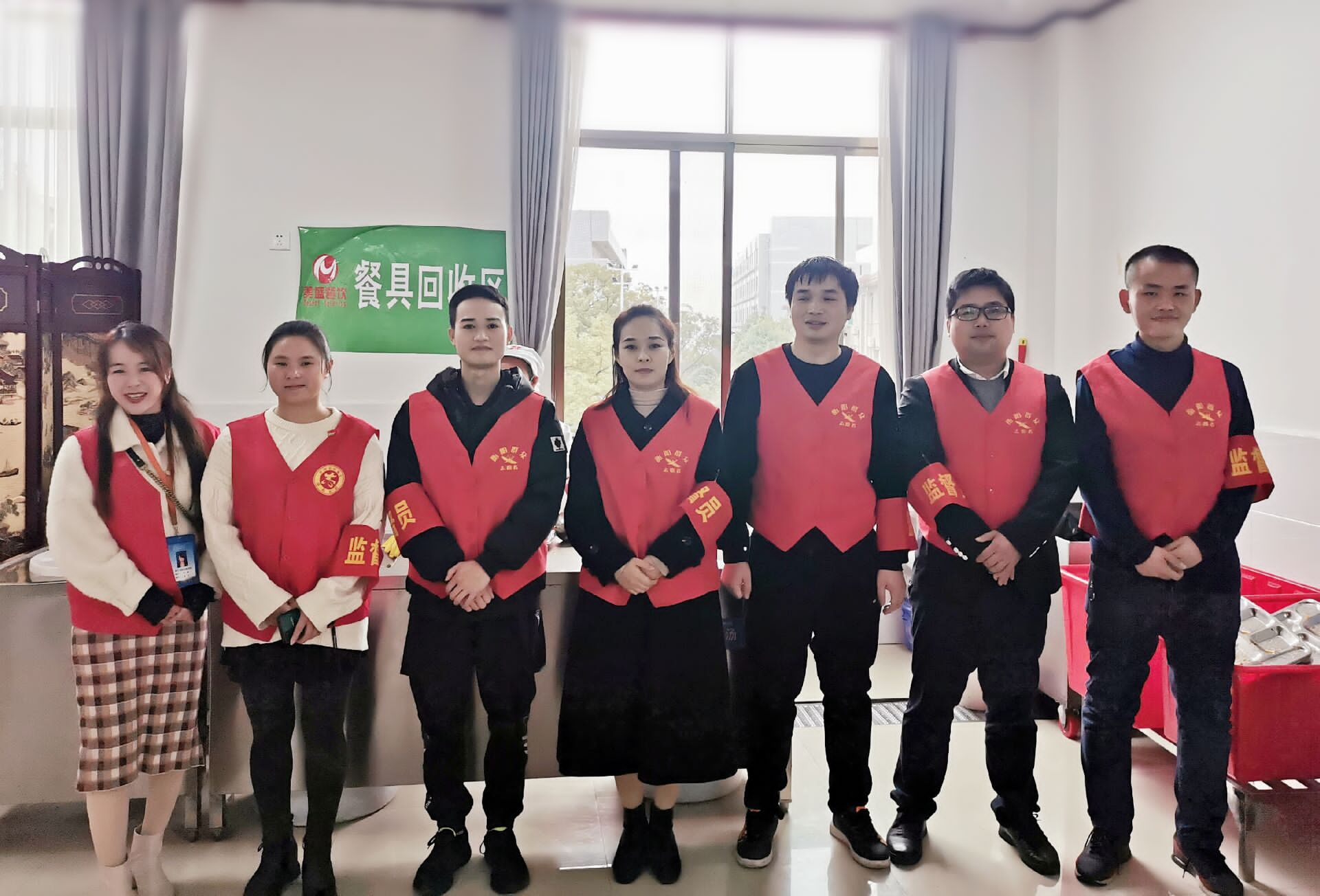 信息系黨總支組織支部黨員、預(yù)備黨員、發(fā)展對(duì)象以及入黨積極分子開(kāi)展“厲行勤儉節(jié)約，反對(duì)餐飲浪費(fèi)”文明勸導(dǎo)志愿服務(wù)活動(dòng)